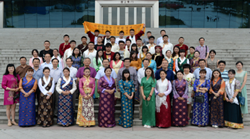 四川传媒学院甘孜广电班顺利毕业
