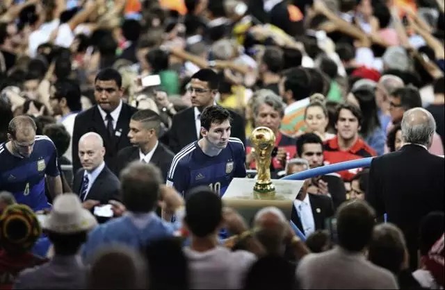 视频：毕业生鲍泰良领荷赛奖感恩母校