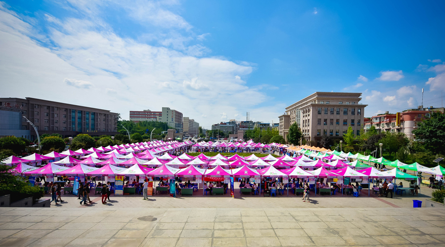 四川传媒学院2016届毕业生双选会举行