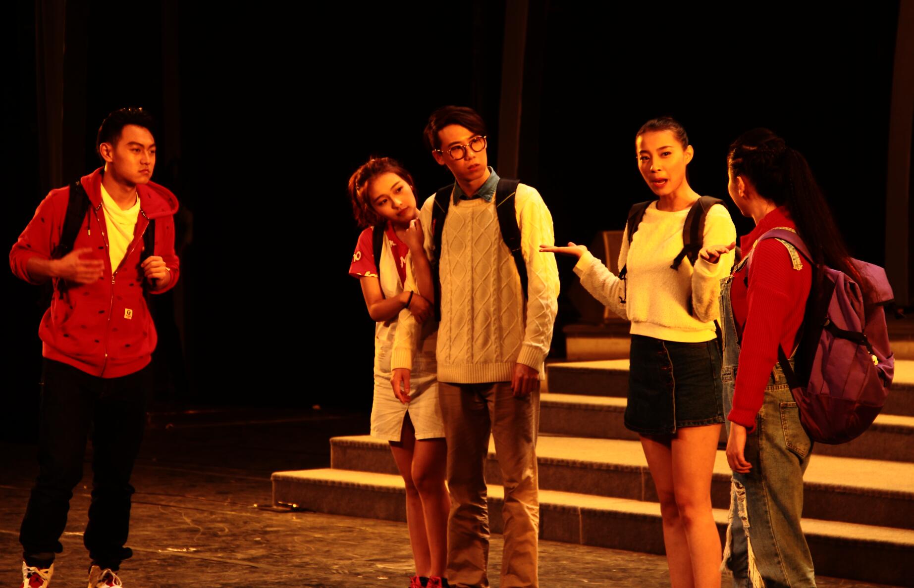 四川传媒学院原创话剧《哥们，折腾吧！》上演