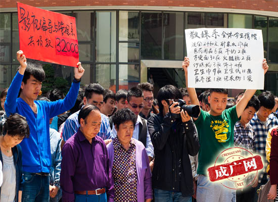 师生踊跃捐款捐物支援地震灾区学校