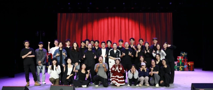 表演学院公益演出走进社区